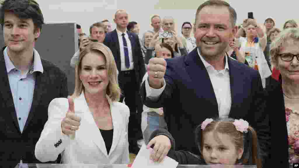 A frissen megválasztott lengyel elnök történész, a Nemzeti Emlékezet Intézetének (IPN) vezetője. Támogatja a fegyvertartási szabályok enyhítését, a hagyományos családi és a keresztény értékeket. A képen családjával látható