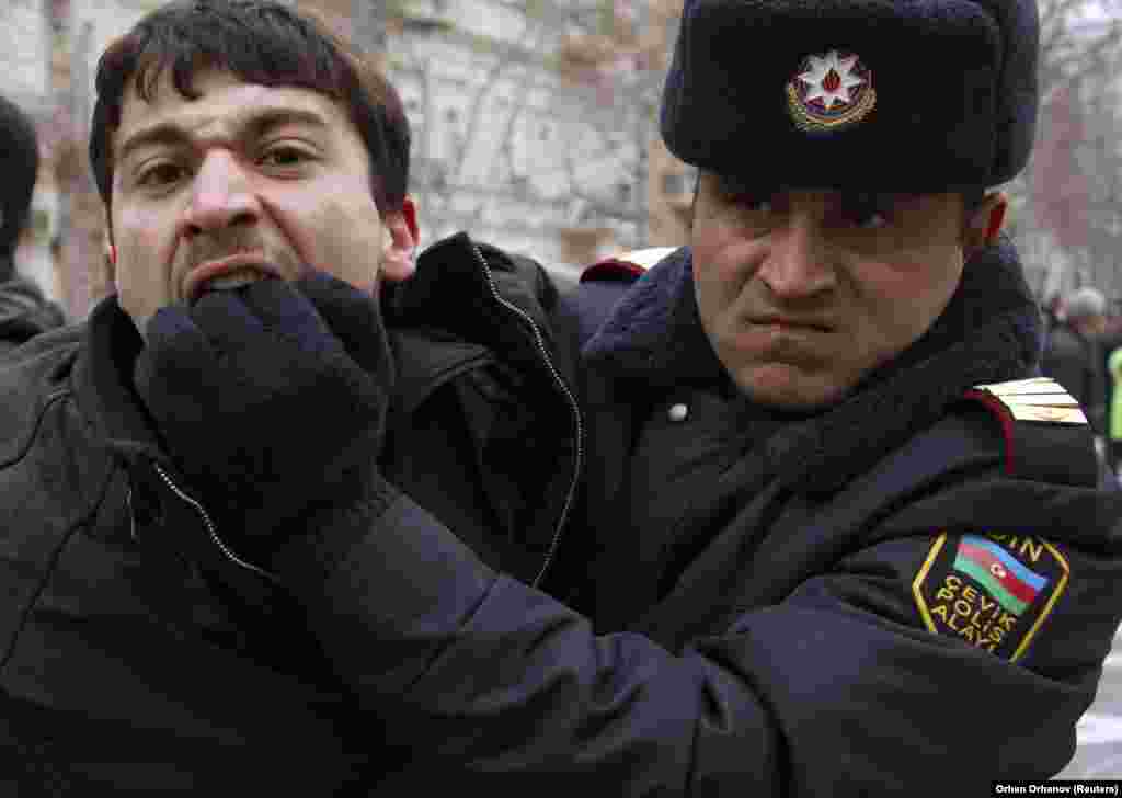Policajac privodi aktivistu opozicije u Bakuu 2011. godine. Iako je proteklih godina policija uspjela da suzbije proteste protiv vlade, spontani protesti u manjim gradovima širom Azerbejdžana mogli bi nagovjestiti nemirna vremena koja dolaze.