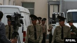 Сотрудники конвойной службы перед зданием городского суда Астаны, 12 июля 2010 года.