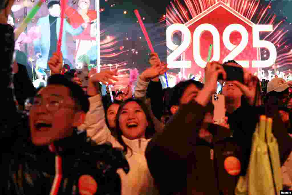 Перед началом обратного отсчета до Нового года в парке Шоубан в Пекине, Китай.
