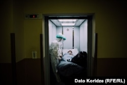 ექთნებს პაციენტი ლიფტით გადაჰყავთ გამოკვლევაზე