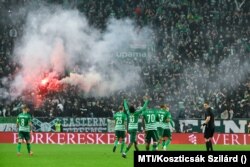 Az FTC szurkolók ünneplik a gólszerző norvég Tokmac Nguent, a 2020. október 24-én tartott Újpest elleni hazai mérkőzésükön.