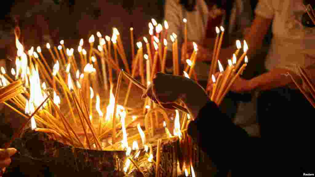 Hrišćani pale svijeće, nakon obavještenja iz Vatikana o smrti pape Franje, u Crkvi Svetog Groba u starom gradu u Jerusalimu.