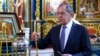 Ministrul rus de externe Sergei Lavrov aprinzând lumânări în catedrala din Nur-Sultan, 8 aprilie 2021