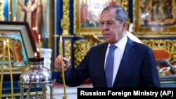 Ministrul rus de externe Sergei Lavrov aprinzând lumânări în catedrala din Nur-Sultan, 8 aprilie 2021