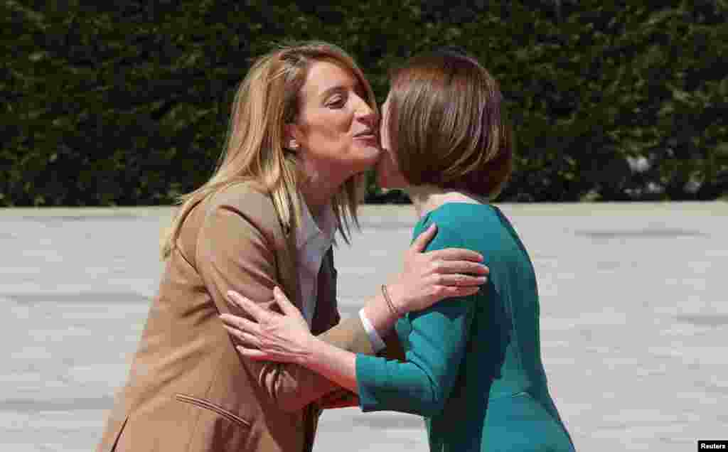 Președinta Parlamentului European, Roberta Metsola, alături de Maia Sandu, președinta R. Moldova.