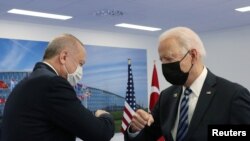 Presidenti i Shteteve të Bashkuara, Joe Biden dhe ai turk, Recep Tayyip Erdogan gjatë takimit në Bruksel. 