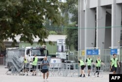 Lucrătorii îndepărtează barierele la stadionul Ernst Happel din Viena, după ce concertele au fost anulate. Poliția austriacă spune că atentatorii ar fi urmat să atace în afara stadionului, neavând bilete de intrare.