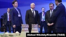 Президент России Владимир Путин и президент Узбекистана Шавкат Мирзияев у макета АЭС на церемонии, посвященной началу работ по определению места расположения будущей атомной электростанции. Ташкент, 19 октября 2018 года.