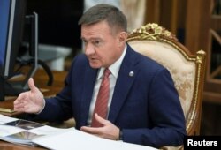 Roman Starovojt, na sastanku sa predsednikom Vladimirom Putinom u januaru 2025. godine, smenjen je 7. jula s funkcije ministra saobraćaja. Njegovo telo je navodno pronađeno nekoliko sati kasnije.