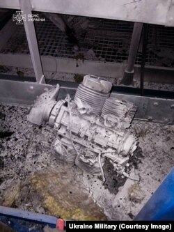 Armata ucraineană a difuzat o fotografie cu motorul dronei care a lovit acoperișul de protecție al reactorului 4 de la Cernobîl, 14 februarie 2024.