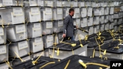 Glasačke kutije u Centru za prebrojavanje glasova kod Prištine, 5. novembar 2013.