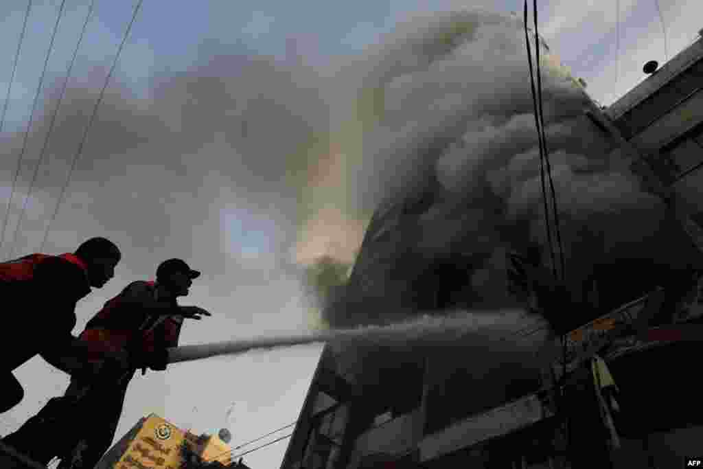 Palestina - Pogođen toranj u kome su smješteni predstavnici palestinskih i međunarodnih medija, 19. novembar 2012. Foto: AFP / Mohammed Abed 
