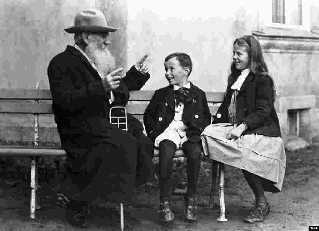 Толстой рассказывает внукам сказку, 1908 год.