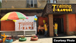 «Training cafe» в Алматы. Июль 2015 года, скриншот видео.