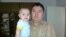 Узбекский беженец Рахим Собиров со своим сыном на руках. Алматинская область, август 2011 года. 