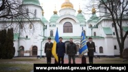 Președintele ucrainean Zelenski primind scrisorile de acreditare ale noului ambasador al Chinei la Kiev, 23 decembrie 2024.