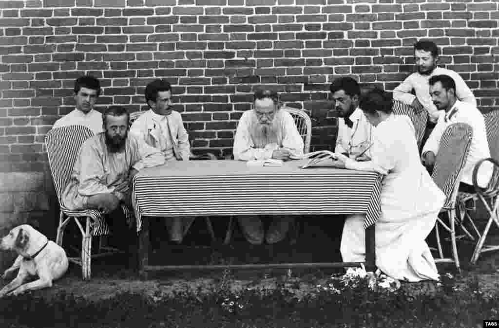 Толстой составляет список голодающих крестьян, которые нуждаются в продовольствии во время голода, 1891 год. В том же году Толстой заявил, что отказывается от авторских прав на свои произведения, которые к тому времени стоили целое состояние.