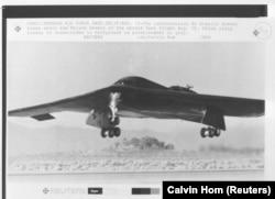 Стелс-бомбардировщик B-2 во время своего второго полета в августе 1989 года
