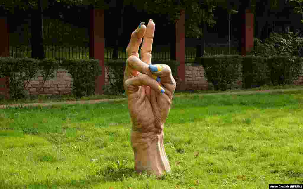 O sculptură-protest realizată de Jan Slovencik într-un parc din fața Ambasadei Rusiei din Praga, Republica Cehă, fotografiată în octombrie 2025.