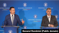 Ministrul de Finanțe, Tánczos Barna (stânga), spune că în 2025 prioritatea Guvernului va fi plata salariilor și pensiilor la nivelul în care au ajuns în 2024.