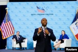 Senatori Tim Scott gjatë një fushate në Ajova më 22 prill 2023.