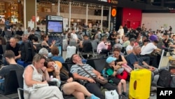 Pasageri în așteptarea zborurilor amânate pe aeroportul Șeremetievo din Moscova, 28 iulie 2025