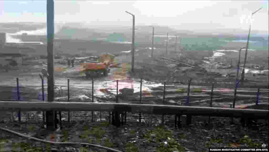 Vjačeslav Starostin bio je zadužen za rad elektrane kada je u maju 21.000 tona goriva prolivena u arktičko stanište. Regionalni sud ga je osudio za zanemarivanje i narušavanje okolišnih propisa, te je odredio da se Starostin smjesti u pritvor prije suđenja do 31. jula. &nbsp;&nbsp;&nbsp;&nbsp;