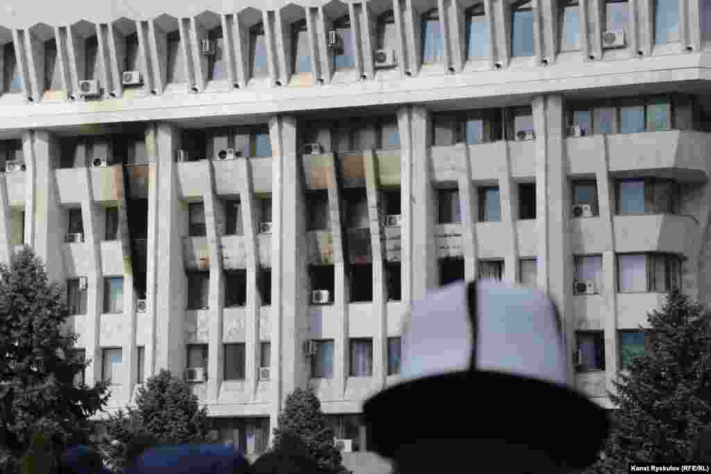 Разбиты несколько окон здания ЖК, видны последствия пожара и погромов.