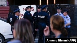 Policija ispred Ministarstva infrastrukture, Priština