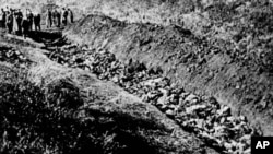 Бабий Яр на окраине Киева, Украина, где наступающая Красная армия обнаружила тела 14 тысяч мирных жителей, убитых бегущими нацистами. 1944 год