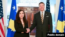 Presidentja e Kosovës, Vjosa Osmani me zëvendëssekretarin amerikan të Shtetit, Christopher Landau.