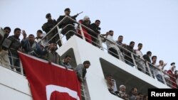 Turska zastava na brodu na kojem se nalazi 250 ranjenika iz libijskog grada Misurata prilikom dolaska u luku u Bengaziju, 3. april 2011.