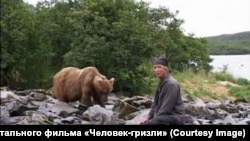 Тимоти Тредуэлл. Кадр из документального фильма «Человек-гризли»