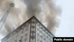 Mansarda blocului nr. 75 de pe strada Tudor Vladimirescu din Durlești, cuprinsă de flăcări