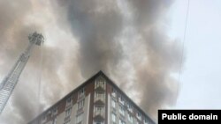 Pompierii au intervenit pentru a stinge incendiul izbucnit la etajul superior al unui bloc locativ din Durlești, suburbia Chișinăului, pe 16 mai 2025.
