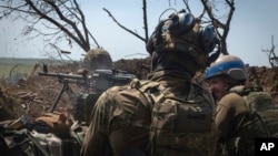 Ukrajinski vojnici pucaju prema ruskim položajima iz rova na prvoj liniji u regiji Zaporožja, gdje su kijevske snage ostvarile minimalne uspjehe i naišle na zastrašujuće ruske odbrambene položaje, juni 2023. 