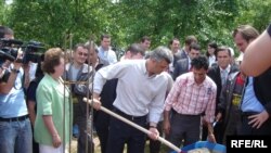 Premijer Hashim Thaci postavlja temeljac za jednu od srpskih kuća u Obiliću,02.06.2009.