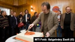 Szájer József felvágja az ünnepi tortát a Fidesz 21. születésnapi ünnepségén, a Bibó István Kollégiumban 2009-ben