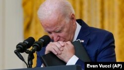 Американскиот претседател Џо Бајден на прес конференција по бомбашките напади на аеродромот во Кабул во кои загинаа 13 американски војници, Вашингтон, 26 август 2021 година