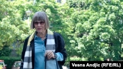 Nataša Kandić pred zgradom Prvog osnovnog suda