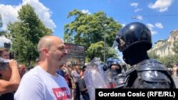 Protestna blokada u Zemunu, 30. jun 2025. Nasuprot policajaca u opremi za razbijanje demonstracija, bilo je više stotina građana.