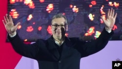 Predsednik Srbije Aleksandar Vučić pozdravlja pristalice na mitingu u Sremskoj Mitrovici, februar 2025.