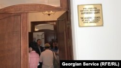 ​​დისციპლინური კომისია უნივერსიტეტის რექტორის ბრძანებით შეიქმნა 22 მაისს, მას შემდეგ, რაც იურიდიული ფაკულტეტის მეორე კურსის სტუდენტმა ადმინისტრაციას მიმართა და სექსუალურ შევიწროებაში დაადანაშაულა ამავე ფაკულტეტის პროფესორი.