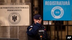 Un jandarm de gardă în fața Autorității Electorale Permanente de la București
