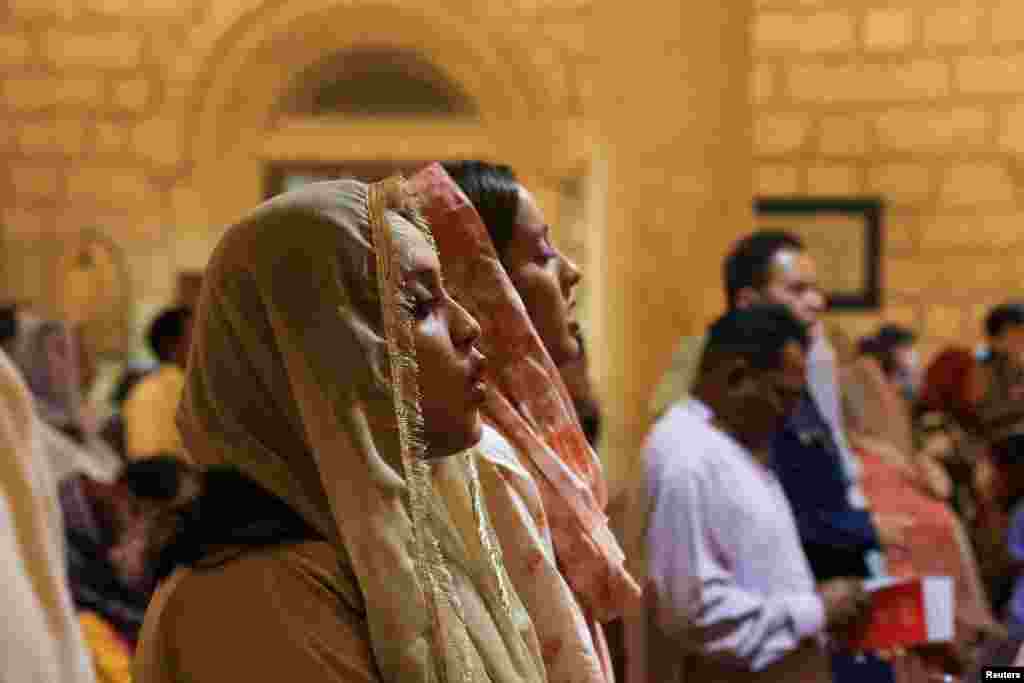 Vjernici u katedrali Svetog Trojstva povodom Uskrsa, Karači, Pakistan, 20. aprila 2025.