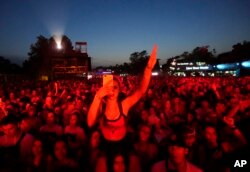 Vizitorët e festivalit muzikor EXIT kërcejnë në njërën nga skenat në Novi Sad, Serbi, më 8 korrik 2021.