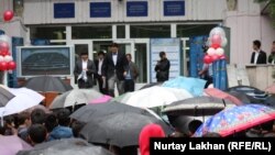 Выпускники, выходящие из учебного корпуса вуза после сдачи ЕНТ. 