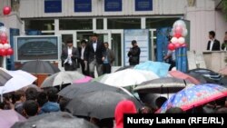 Абитуриенты выходят к ожидающим их родственникам и учителям после сдачи ЕНТ. Иллюстративное фото.