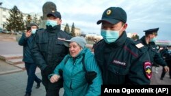 Протестираща е арестувана от полицията в Улан-Уде в Източен Сибир, столица на руската република Бурятия